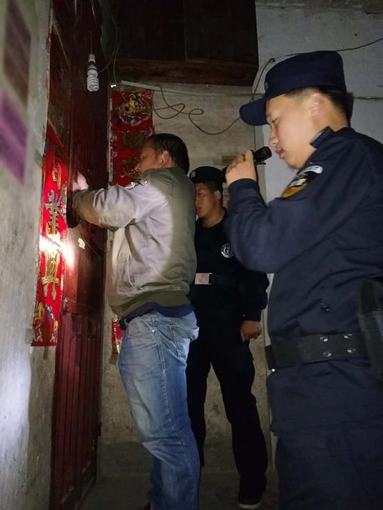 平塘县粗心妈妈误将幼女锁家中 