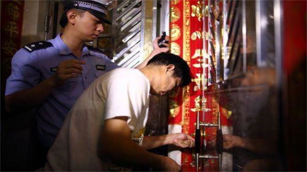 平塘县请开锁师傅开了锁后，师傅